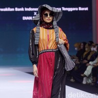Inilah koleksi terbaru Dian Pelangi yang ditampilkannya di IN2MOTIONFEST (Indonesia International Moddest Fashion Festival) 2022 di Jakarta Convention Center, Senayan.  Foto: Mohammad Abduh/Wolipop.