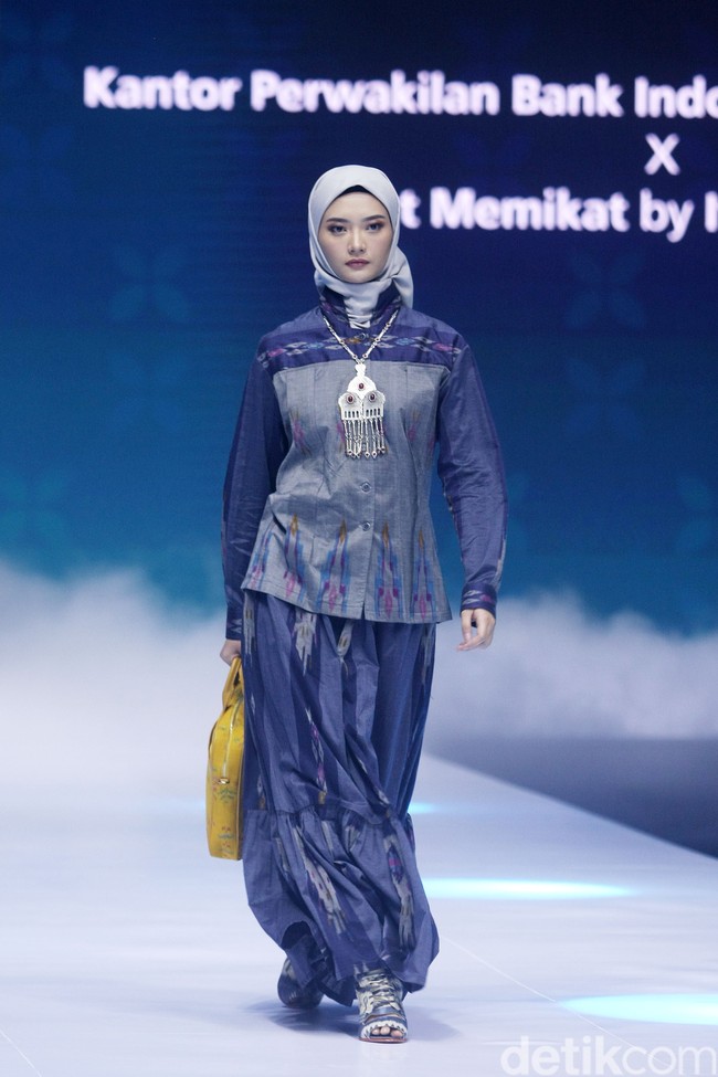 Fashion show rancangan Itang Yunaz di IN2MOTIONFEST 2022, JCC, Jakarta menghadirkan koleksi busana muslim tenun ikat bekerjasama dengan pengrajin dari Lamongan, Jawa Timur. Foto: Abduh/Detikcom