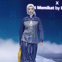 Fashion show rancangan Itang Yunaz di IN2MOTIONFEST 2022, JCC, Jakarta menghadirkan koleksi busana muslim tenun ikat bekerjasama dengan pengrajin dari Lamongan, Jawa Timur. Foto: Abduh/Detikcom
