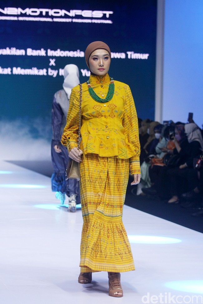 Fashion show rancangan Itang Yunaz di IN2MOTIONFEST 2022, JCC, Jakarta menghadirkan koleksi busana muslim tenun ikat bekerjasama dengan pengrajin dari Lamongan, Jawa Timur.  Foto: Abduh/Detikcom