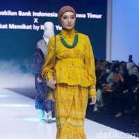Fashion show rancangan Itang Yunaz di IN2MOTIONFEST 2022, JCC, Jakarta menghadirkan koleksi busana muslim tenun ikat bekerjasama dengan pengrajin dari Lamongan, Jawa Timur.  Foto: Abduh/Detikcom