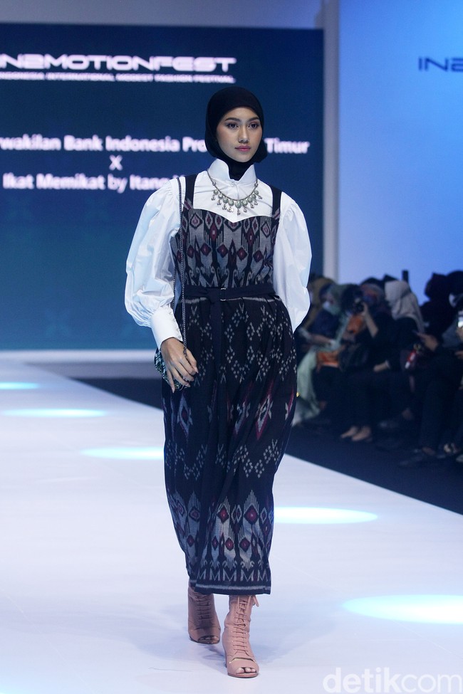 Fashion show rancangan Itang Yunaz di IN2MOTIONFEST 2022, JCC, Jakarta menghadirkan koleksi busana muslim tenun ikat bekerjasama dengan pengrajin dari Lamongan, Jawa Timur. Foto: Abduh/Detikcom