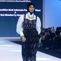 Fashion show rancangan Itang Yunaz di IN2MOTIONFEST 2022, JCC, Jakarta menghadirkan koleksi busana muslim tenun ikat bekerjasama dengan pengrajin dari Lamongan, Jawa Timur. Foto: Abduh/Detikcom