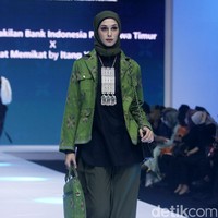 Fashion show rancangan Itang Yunaz di IN2MOTIONFEST 2022, JCC, Jakarta menghadirkan koleksi busana muslim tenun ikat bekerjasama dengan pengrajin dari Lamongan, Jawa Timur. . Foto: Abduh/Detikcom
