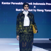 Fashion show rancangan Itang Yunaz di IN2MOTIONFEST 2022, JCC, Jakarta menghadirkan koleksi busana muslim tenun ikat bekerjasama dengan pengrajin dari Lamongan, Jawa Timur.  Foto: Abduh/Detikcom