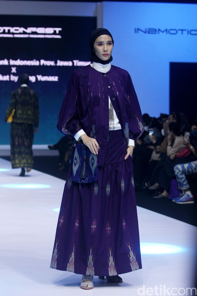 Fashion show rancangan Itang Yunaz di IN2MOTIONFEST 2022, JCC, Jakarta menghadirkan koleksi busana muslim tenun ikat bekerjasama dengan pengrajin dari Lamongan, Jawa Timur.  Foto: Abduh/Detikcom