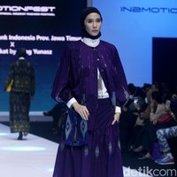 Fashion show rancangan Itang Yunaz di IN2MOTIONFEST 2022, JCC, Jakarta menghadirkan koleksi busana muslim tenun ikat bekerjasama dengan pengrajin dari Lamongan, Jawa Timur.  Foto: Abduh/Detikcom