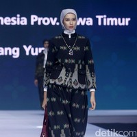 Fashion show rancangan Itang Yunaz di IN2MOTIONFEST 2022, JCC, Jakarta menghadirkan koleksi busana muslim tenun ikat bekerjasama dengan pengrajin dari Lamongan, Jawa Timur.  Foto: Abduh/Detikcom