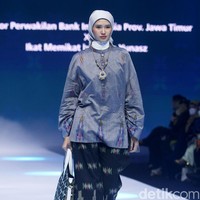 Fashion show rancangan Itang Yunaz di IN2MOTIONFEST 2022, JCC, Jakarta menghadirkan koleksi busana muslim tenun ikat bekerjasama dengan pengrajin dari Lamongan, Jawa Timur. Foto: Abduh/Detikcom