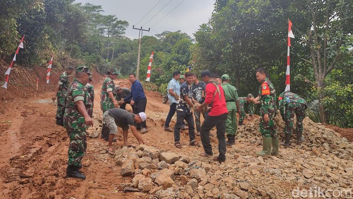 Komando Resort Militer (Korem) 061/Surya Kencana melalui Komando Distrik Militer 0621/Kabupaten Bogor menggelar TNI Manunggal Membangun Desa (TMMD) ke-115.