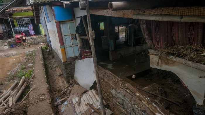 Kondisi Bayah Setelah Diterjang Banjir Bandang Rumah milik warga rusak diterjang banjir bandang di Bayah, Lebak, Banten, Senin (10/10/2022). Banjir bandang yang terjadi pada Minggu (9/10/2022) sore, mengakibatkan puluhan rumah dan sarana umum di daerah tersebut rusak. ANTARA FOTO/Muhammad Bagus Khoirunas/rwa.