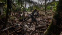 Warga mencari barang sisa yang terbawa banjir bandang di Bayah, Lebak, Banten, Senin (10/10/2022).