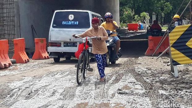 Kondisi jalan di sekitar terowongan proyek jalan Tol Jogja-Solo, di Kecamatan Sawit, Kabupaten Boyolali, becek dan licin, Selasa (11/10/2022).