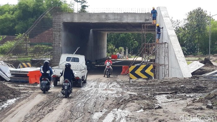 Kondisi jalan di sekitar terowongan proyek jalan Tol Jogja-Solo, di Kecamatan Sawit, Kabupaten Boyolali, becek dan licin, Selasa (11/10/2022).