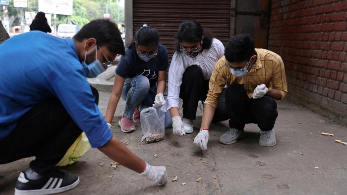 Kreatif! Puntung Rokok 'Disulap' Jadi Mainan Bernilai Jual Tinggi Women workers make soft toys using recycled fibre separated from cigarette filter tips at a cigarette butts recycling factory in Noida, India September 12, 2022. REUTERS/Anushree Fadnavis