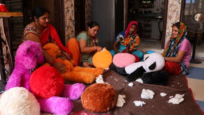 Kreatif! Puntung Rokok 'Disulap' Jadi Mainan Bernilai Jual Tinggi Women workers make soft toys using recycled fibre separated from cigarette filter tips at a cigarette butts recycling factory in Noida, India September 12, 2022. REUTERS/Anushree Fadnavis