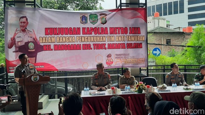 Kunjungan Kapolda Metro Jaya Irjen Fadil Imran di kawasan Manggarai