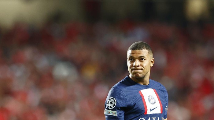 LISBON, PORTUGAL - OCTOBER 05: Kylian Mbappe of Paris Saint-Germain looks on during the UEFA Champions League group H match between SL Benfica and Paris Saint-Germain at Estadio do Sport Lisboa e Benfica on October 5, 2022 in Lisbon, Portugal. (Photo by Joao Rico/DeFodi Images via Getty Images)