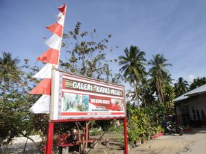 Bule Belanda-AS Rela Datang ke Desa Tumbur Demi Beli Patung Unik