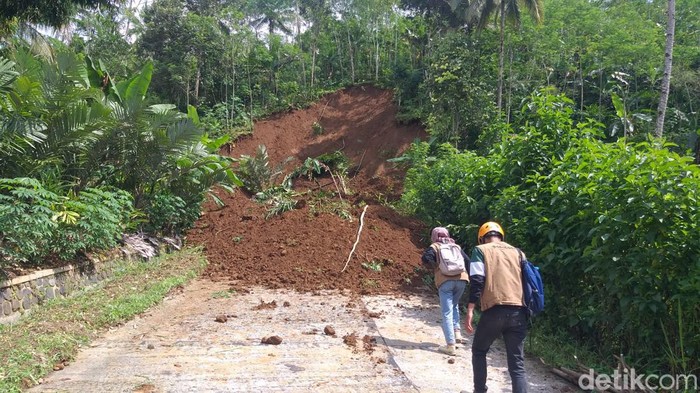 Longsor memutus akses menuju Kecamatan Kalibening dan Pandanarum, Banjarnegara terputus gegara longsor. Foto diunggah Selasa (11/10/2022).
