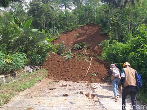 Akses ke Kalibening dan Pandanarum Banjarnegara Terputus Akibat Longsor