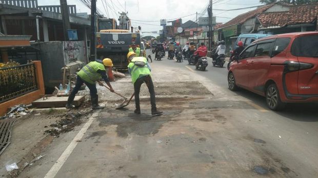 Lubang menganga di Jl Cibungbulang Raya telah selesai ditutup. Kini pekerjaan dilanjut dengan perbaikan gorong-gorong.