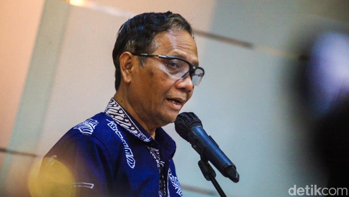 Mahfud Nyatakan Laporan Tragedi Kanjuruhan Segera Diserahkan ke Jokowi Tim Gabungan Independen Pencari Fakta (TGIPF) pimpinan Mahfud Md memeriksa sejumlah pihak terkait tragedi Kanjuruhan. Hasilnya akan segera diserahkan ke Jokowi.