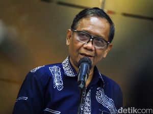Mahfud: Jatuhnya Korban Kanjuruhan Lebih Mengerikan di CCTV daripada di Medsos