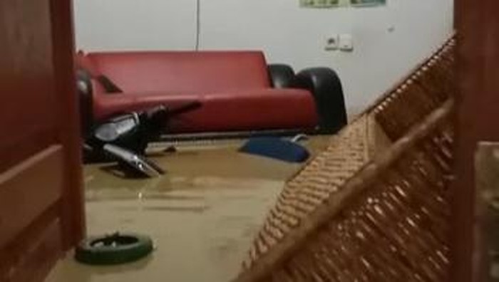 Banjir bandang yang menerjang Kabupaten Mamuju, Sulawesi Barat (Sulbar) membuat arus lalu lintas (lalin) terputus dan listrik padam.