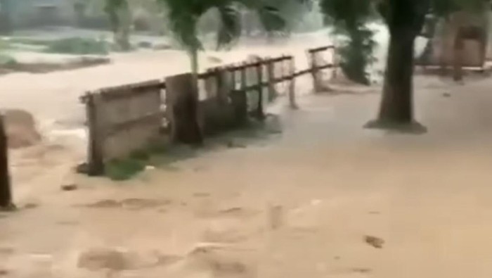 Banjir bandang dan longsor menerjang Kabupaten Mamuju, Sulawesi Barat (Sulbar) usai seharian diguyur hujan deras.