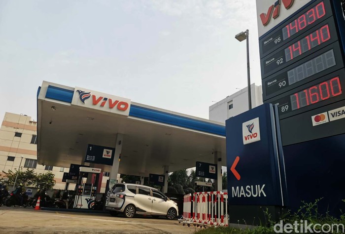 BBM saingan Pertalite milik SPBU VIVO, Revvo 90 tampaknya akan segera dijual. Revvo 90 sudah terpampang pada totem SPBU VIVO di beberapa lokasi. Seperti yang terlihat di SPBU VIVO, Jalan MT Haryono, Tebet, Jakarta Selatan, Selatan (11/10/2022).