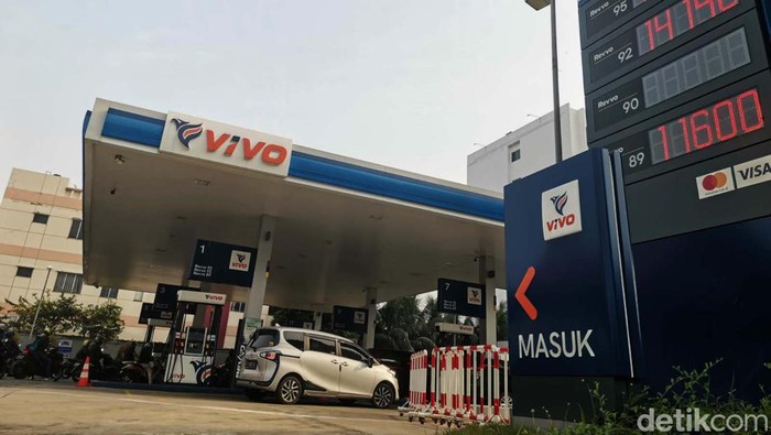 BBM saingan Pertalite milik SPBU VIVO, Revvo 90 tampaknya akan segera dijual. Revvo 90 sudah terpampang pada totem SPBU VIVO di beberapa lokasi. Seperti yang terlihat di SPBU VIVO, Jalan MT Haryono, Tebet, Jakarta Selatan, Selatan (11/10/2022).