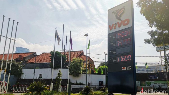 Menanti Kemunculan BBM Penantang Pertalite dari VIVO BBM saingan Pertalite milik SPBU VIVO, Revvo 90 tampaknya akan segera dijual. Revvo 90 sudah terpampang pada totem SPBU VIVO di beberapa lokasi. Seperti yang terlihat di SPBU VIVO, Jalan MT Haryono, Tebet, Jakarta Selatan, Selatan (11/10/2022).