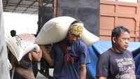 Harga beras mengalami kenaikan mulai dari Rp 500 hingga Rp2.500 di Pasar Induk Beras Cipinang.