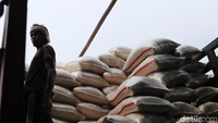 Beberapa pedagang mengaku kenaikan terjadi karena suplai beras yang menurun yang diakibatkan oleh musim hujan yang sedang terjadi.