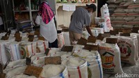 Dibeberapa pasar, kenaikan harga beras saat ini untuk per kilogram mulai Rp 500-1.000 untuk yang medium. Sementara harga beras premium kenaikannya Rp 2.000 per kilogram (kg).