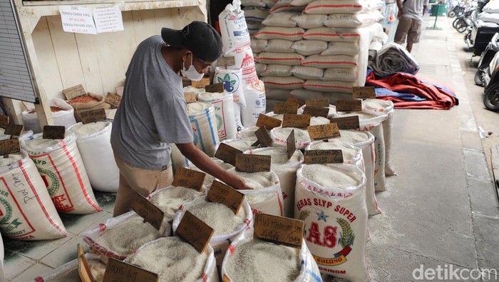 Harga beras di pasar mulai mengalami kenaikan. Salah satunya di Pasar Induk Beras Cipinang, Pulo Gadung, Jakarta Timur.