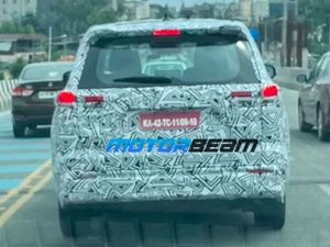 Mobil Misterius Diduga Innova Terbaru Beredar di Jalan Raya
