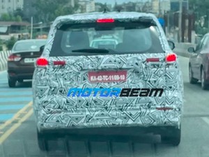 Mobil Misterius Diduga Innova Terbaru Beredar di Jalan Raya