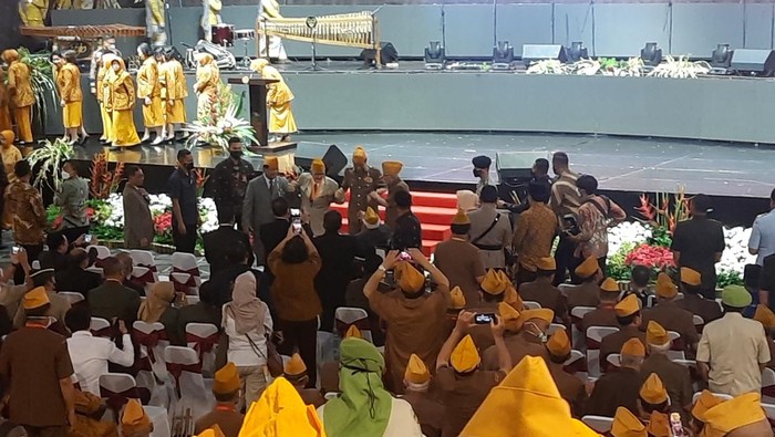 Momen Hangat Jokowi-Prabowo Tuntun Try Sutrisno dan Ketum Legiun Veteran RI (Kanavino/detikcom)
