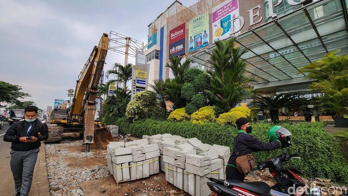 Nih Proyek Trotoar Jalan Margonda Depok yang Bikin Macet Tiap Pagi Trotoar di Jalan Margonda, Depok, Jawa Barat, tengah diperbaiki. Proyek ini menyebabkan kemacetan di jam pergi dan pulang kantor.
