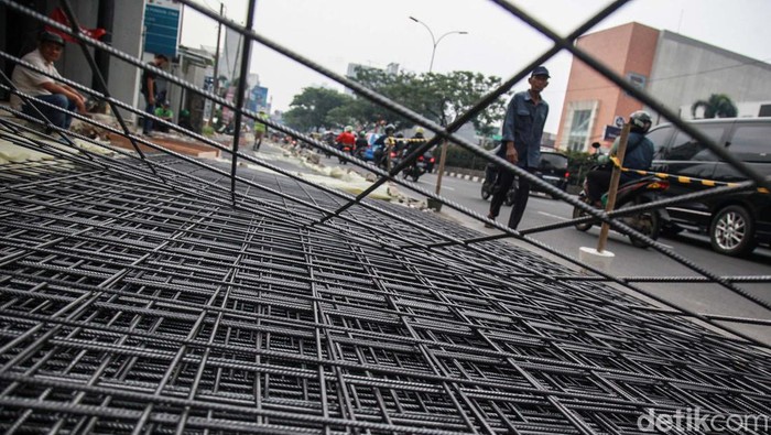 Nih Proyek Trotoar Jalan Margonda Depok yang Bikin Macet Tiap Pagi Trotoar di Jalan Margonda, Depok, Jawa Barat, tengah diperbaiki. Proyek ini menyebabkan kemacetan di jam pergi dan pulang kantor.