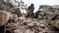 Para pekerja beraktivitas di proyek trotoar Jalan Margonda, Depok, Jawa Barat, Selasa (11/10/2022) siang sekitar pukul 14.30 WIB.