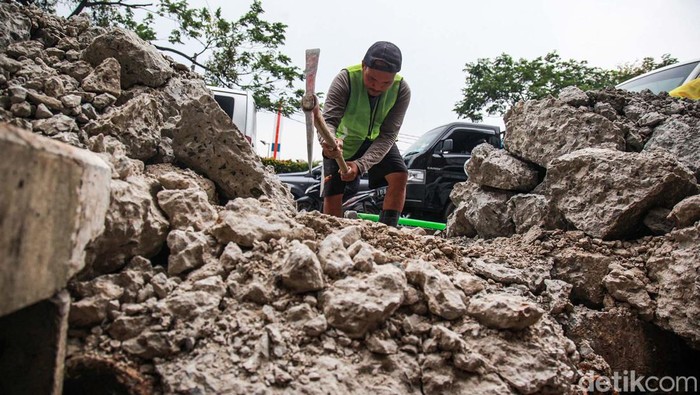 Trotoar di Jalan Margonda, Depok, Jawa Barat, tengah diperbaiki. Proyek ini menyebabkan kemacetan di jam pergi dan pulang kantor.