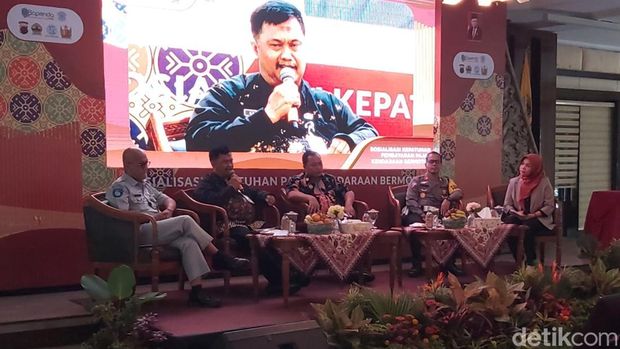 Asnadi, Kepala Unit Pelayanan Pajak Daerah (UPPD) Kabupaten Pekalongan, melakukan  Sosialiasi Kepatuhan Pajak Kendaraan Bermotor di Aula Setda Kabupaten Pekalongan, Selasa (11/10/2022).