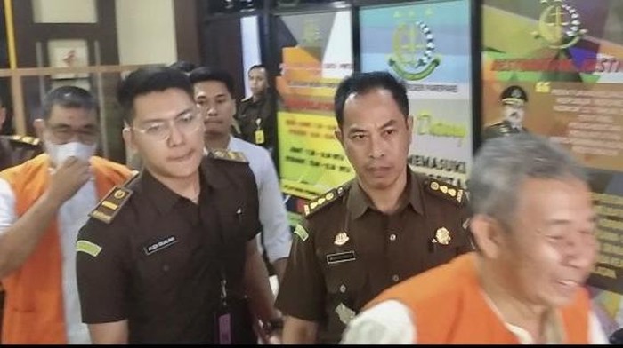 Dua tersangka kasus korupsi dana kesehatan di lingkup Dinas Kesehatan (Dinkes) Kota Parepare, Sulawesi Selatan (Sulsel) senilai Rp 6,3 miliar ditahan.