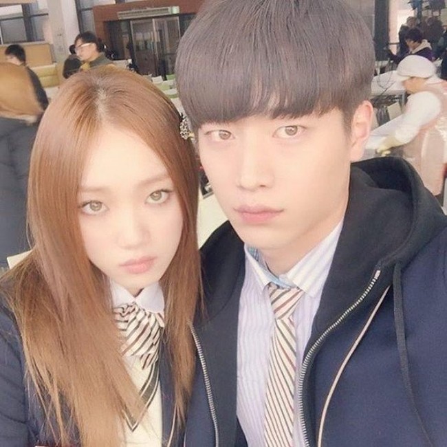 Seo Kang Jun dan Lee Sung Kyung sukses dipasangkan sebagai kakak beradik dalam drama Korea Cheese in the Trap. Keduanya dinilai mirip karena punya mata warna coklat terang hingga disangka berdarah blasteran. Foto: Instagram