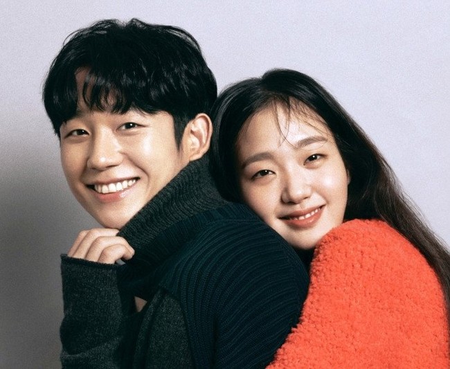 Kim Go Eun dan Jung Hae In tak dipasangkan dalam drama Korea, melainkan film Netflix Tune in For Love. Namun keduanya mencuri perhatian karena memancarkan vibe kakak-beradik. Foto: Instagram