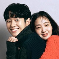 Kim Go Eun dan Jung Hae In tak dipasangkan dalam drama Korea, melainkan film Netflix Tune in For Love. Namun keduanya mencuri perhatian karena memancarkan vibe kakak-beradik. Foto: Instagram