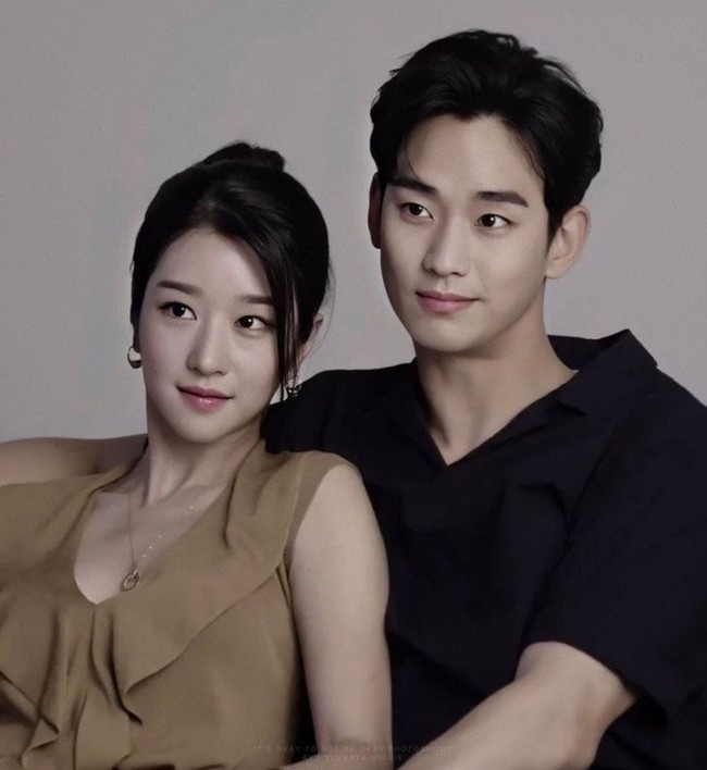 Kim Go Eun dan Jung Hae In tak dipasangkan dalam drama Korea, melainkan film Netflix Tune in For Love. Namun keduanya mencuri perhatian karena memancarkan vibe kakak-beradik. Foto: Instagram
